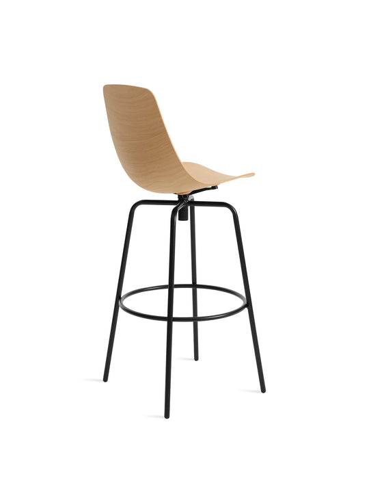 Tabouret de bar Clean Cut Blu Dot : tabouret design, pivotant et confortable. chene blanc