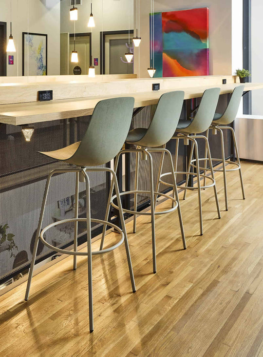 Tabouret de bar Clean Cut Blu Dot : tabouret design, bois et pivot 360°. grey green