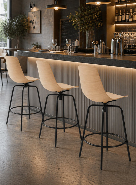 Tabouret de comptoir Clean Cut Blu Dot : tabouret moderne, structure acier fine. chene blanc