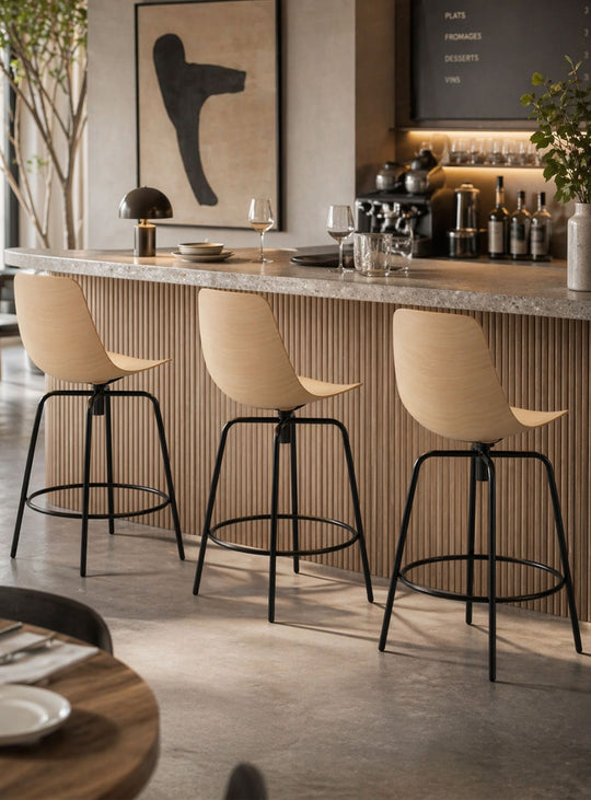 Tabouret de comptoir Clean Cut Blu Dot : tabouret design, pivot et liberté. chêne blanc