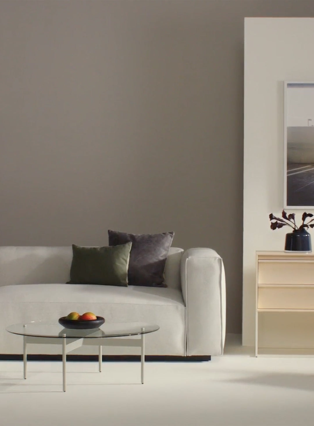 Sofa Cleon Blu Dot : confort sculptural en cuir, velours ou tissu recyclé. maharam mode.