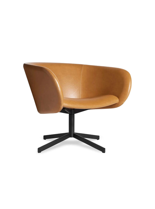 Fauteuil design Close Encounter de Blu Dot, un cocon de détente et de raffinement. cuir camel