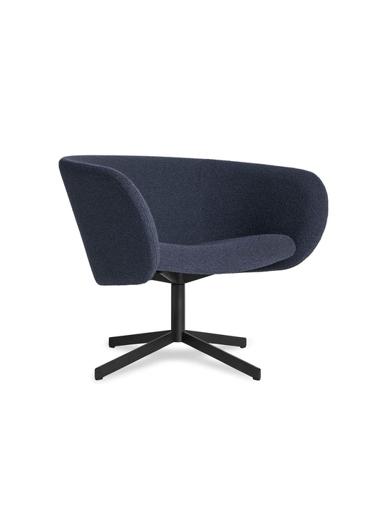 Fauteuil pivotant Close Encounter de Blu Dot, alliance parfaite du confort et du style. bleu marine