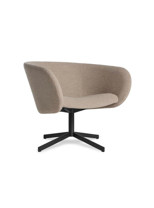 Fauteuil Close Encounter de Blu Dot, douceur des formes et élégance contemporaine. beige