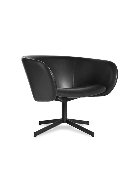 Fauteuil pivotant Close Encounter de Blu Dot, ergonomie fluide et allure sculpturale. cuir noir