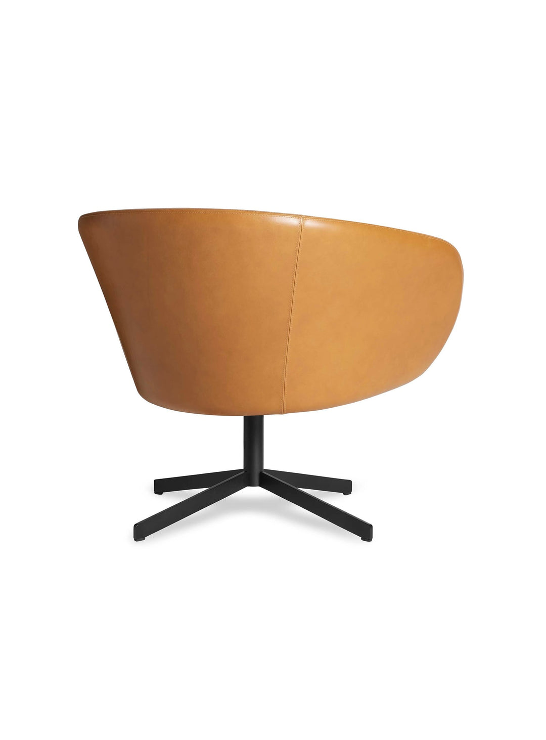 Fauteuil lounge Close Encounter de Blu Dot, idéal pour un salon moderne. cuir camel