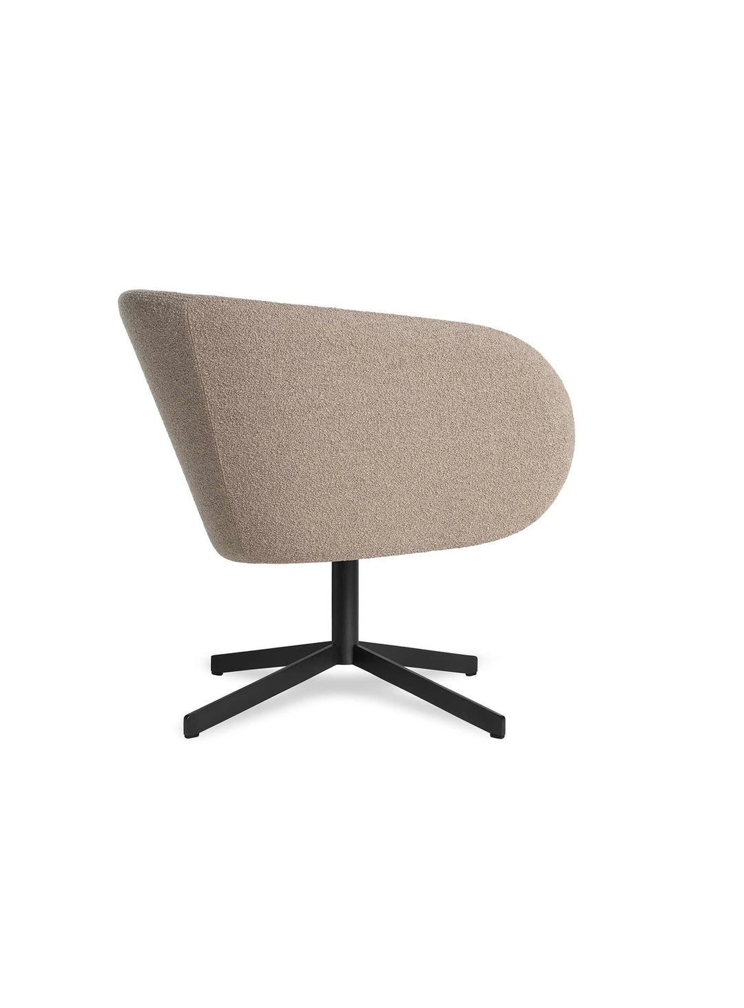 Fauteuil Close Encounter de Blu Dot, rotation 360° et confort absolu. beige