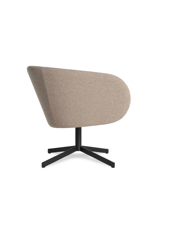 Fauteuil Close Encounter de Blu Dot, rotation 360° et confort absolu. beige