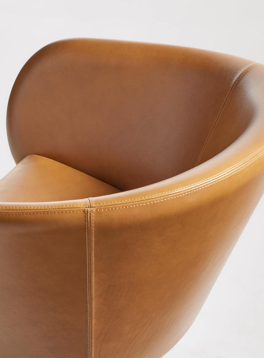 Fauteuil Close Encounter de Blu Dot, style raffiné et rotation silencieuse. cuir camel