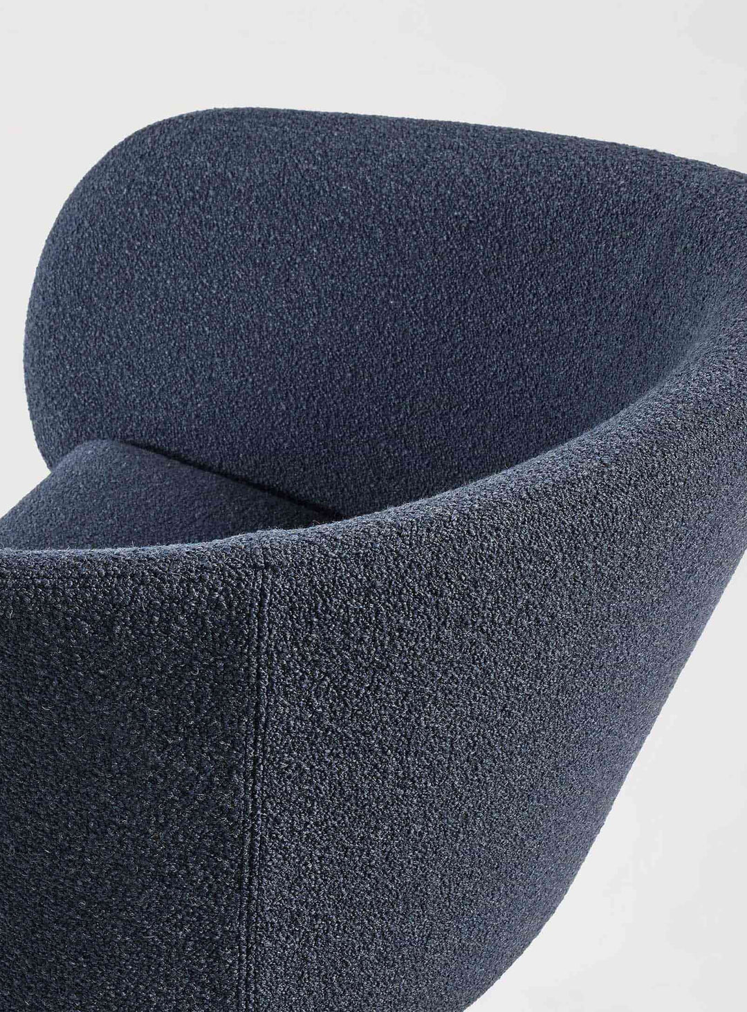 Fauteuil pivotant Close Encounter de Blu Dot, modernité et fluidité à 360°. bleu marine