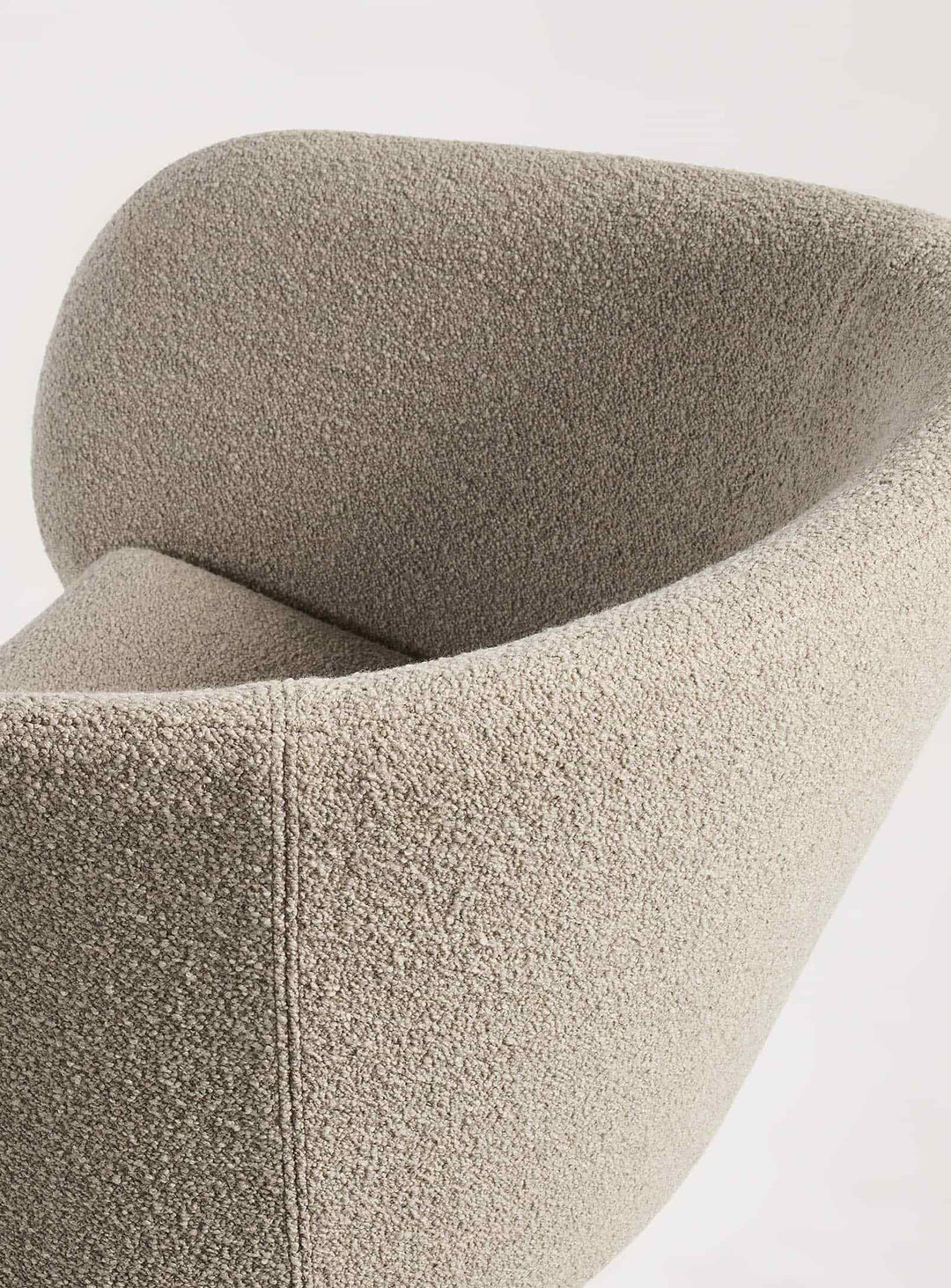Fauteuil design Close Encounter de Blu Dot, confort visuel et physique réunis. beige