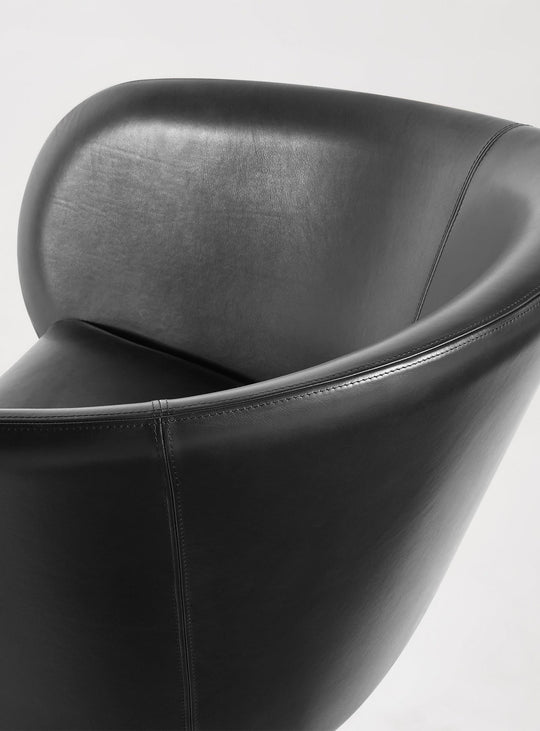 Fauteuil pivotant Close Encounter de Blu Dot, parfait pour lire, rêver ou discuter. cuir noir