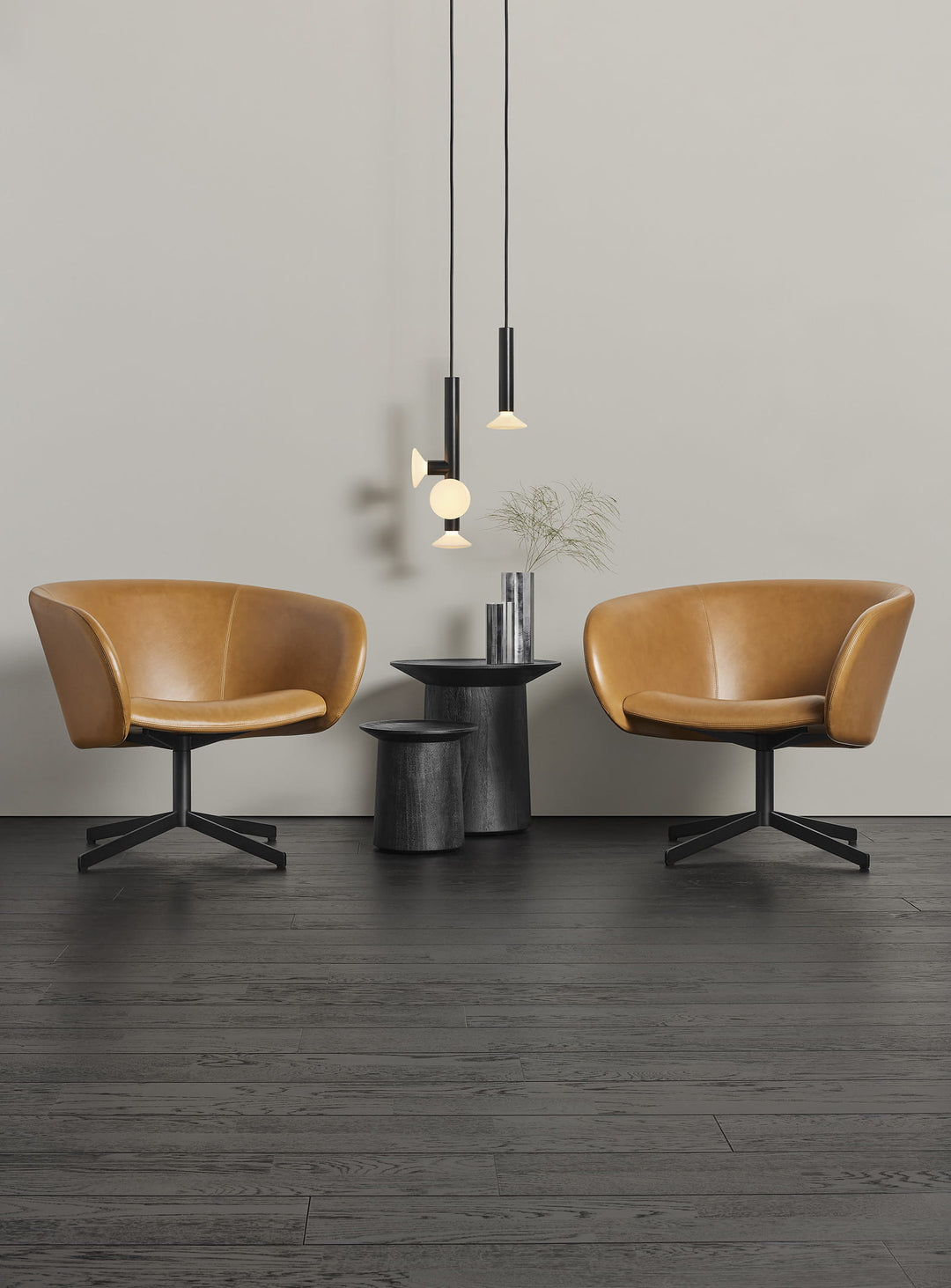 Fauteuil design Close Encounter de Blu Dot, équilibre entre élégance et confort. cuir camel