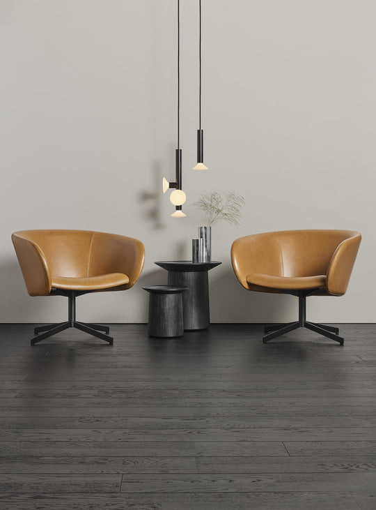 Fauteuil design Close Encounter de Blu Dot, équilibre entre élégance et confort. cuir camel