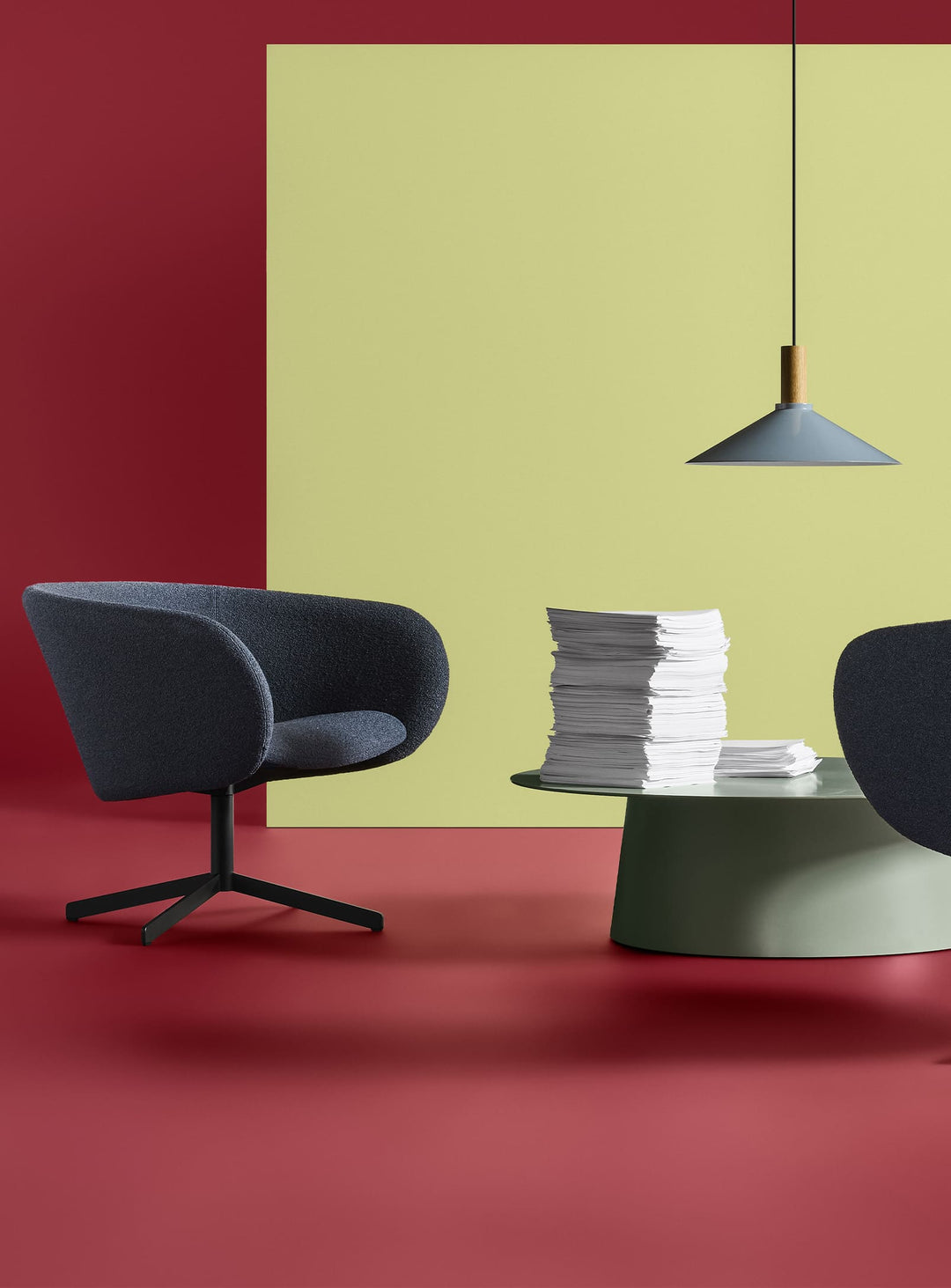 Fauteuil pivotant Close Encounter de Blu Dot, allure intemporelle et finitions soignées. bleu marine