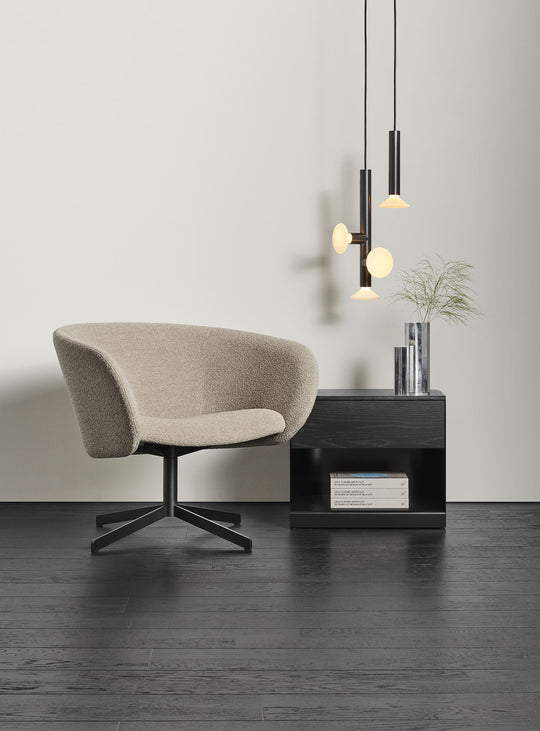 Fauteuil pivotant Close Encounter de Blu Dot, confort enveloppant et design moderne. beige