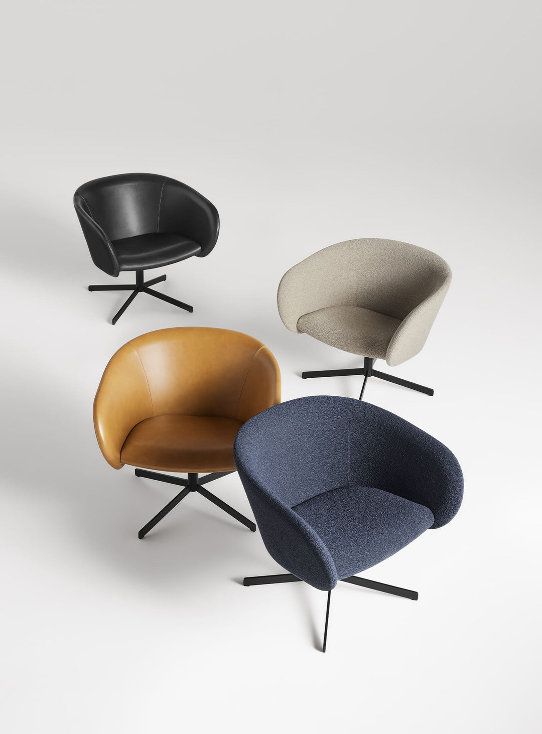 Fauteuil Close Encounter de Blu Dot, confort sculptural et base en acier. cuir noir