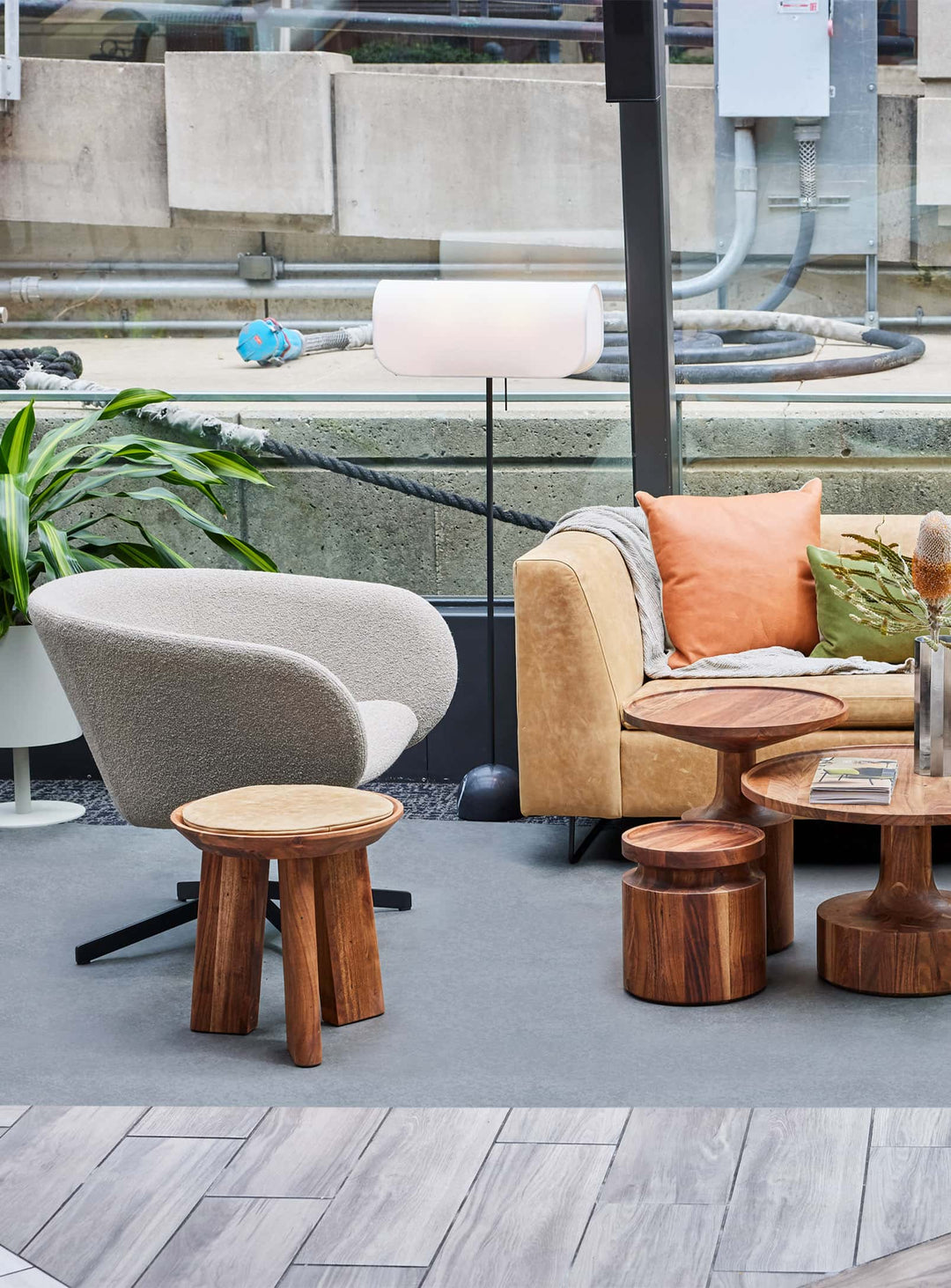 Fauteuil pivotant Close Encounter de Blu Dot, idéal pour les espaces lounge. beige