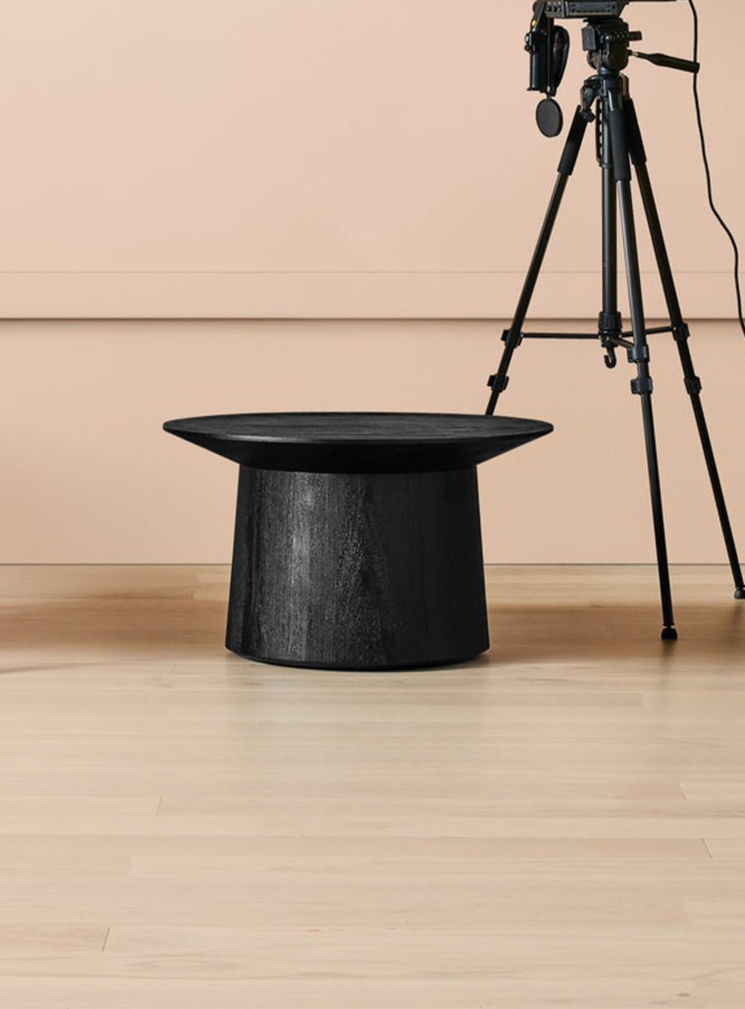 Table à café Coco Blu Dot : minimalisme brut en acacia massif noir.