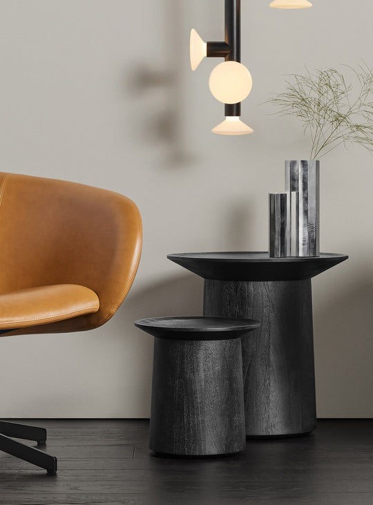 Table d’appoint Coco Blu Dot : élégance minimaliste en bois massif noir.