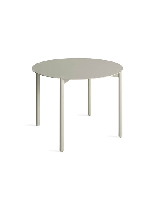 Table ronde Blu Dot Comeuppance : minimalisme, convivialité et raffinement. gris.