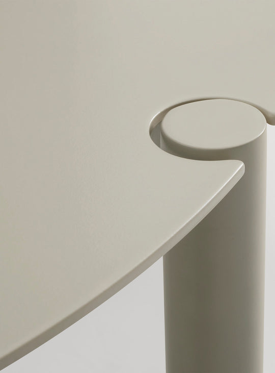 Table Comeuppance de Blu Dot : design épuré, stabilité et finition soignée. gris