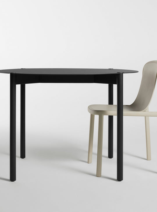 Blu Dot Comeuppance : table ronde durable et raffinée, idéale à partager. noir