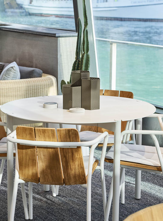 Table ronde Comeuppance de Blu Dot : design aérien, finesse et équilibre parfait. gris