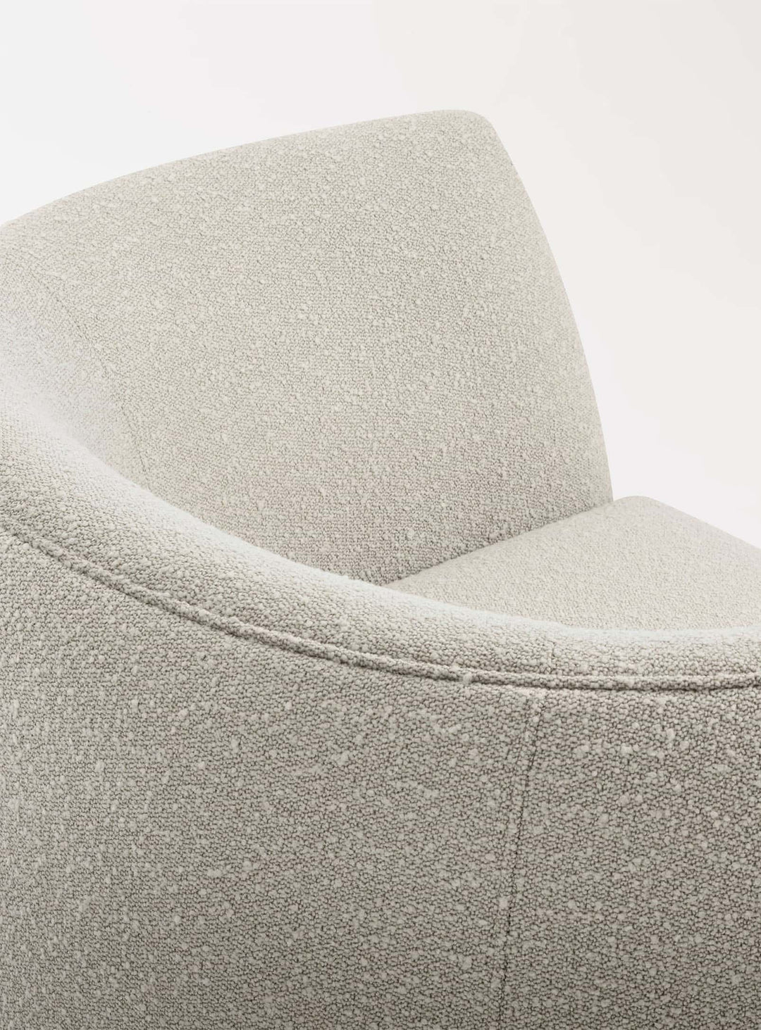 Blu Dot Council : fauteuil pivotant au style enveloppant et intemporel. Sable.