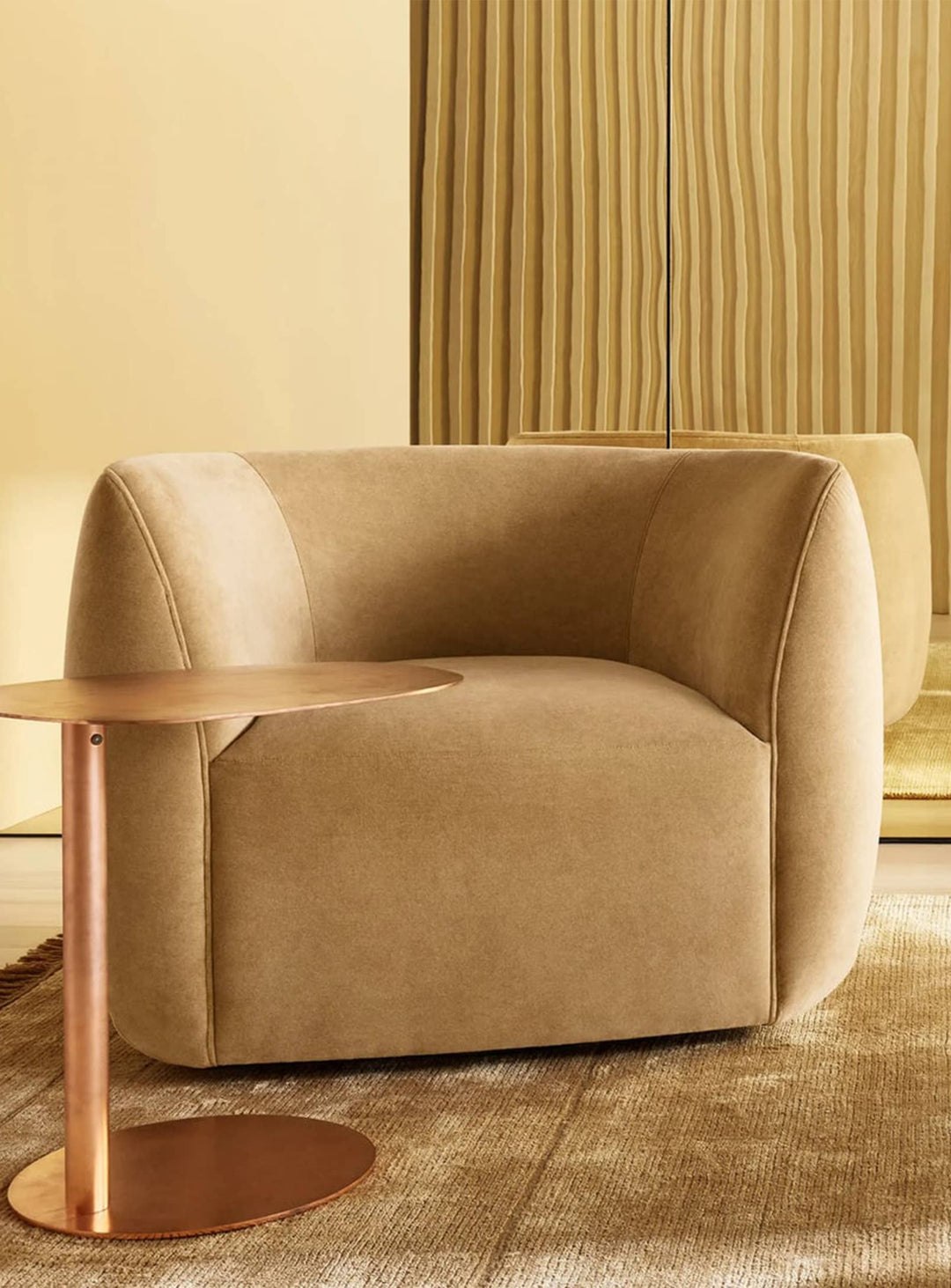 Fauteuil Council Blu Dot : cocon design avec base pivotante et confort ultime.