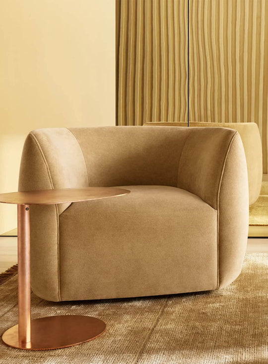 Fauteuil Council Blu Dot : cocon design avec base pivotante et confort ultime.