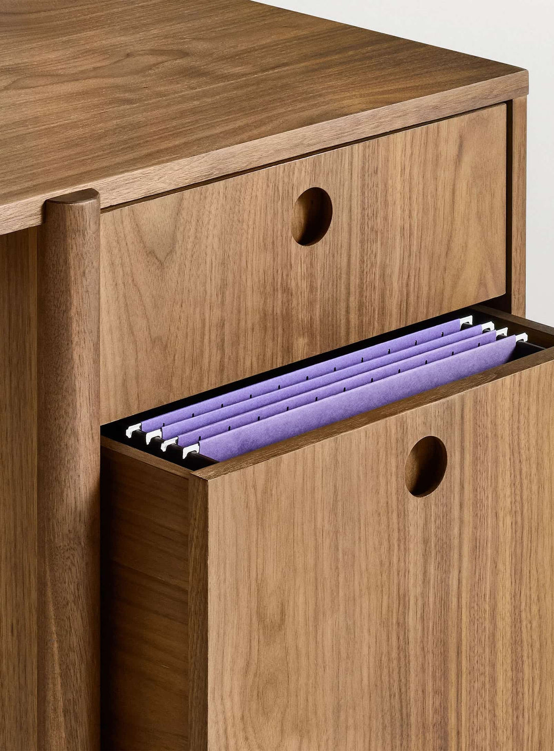 Bureau Blu Dot Cursive, design raffiné avec poignées intégrées. noyer