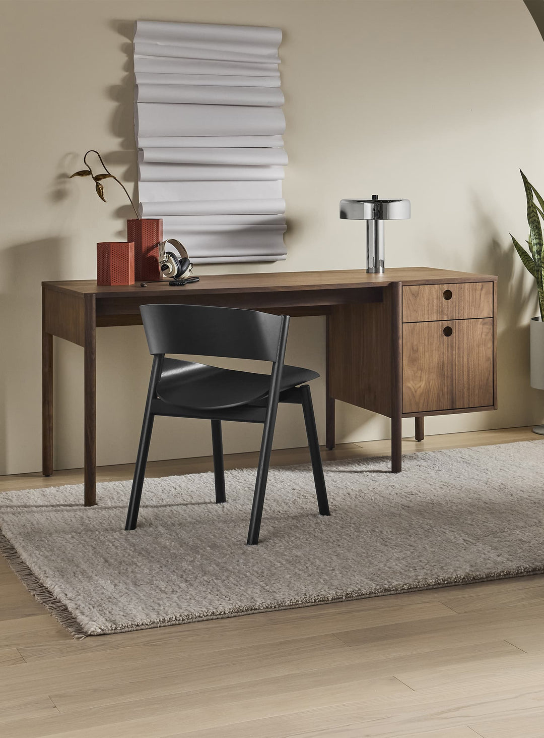Bureau Blu Dot Cursive, bureau design en bois avec 2 tiroirs intégrés. noyer