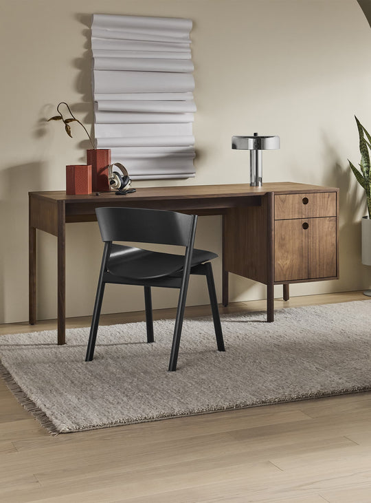 Bureau Blu Dot Cursive, bureau design en bois avec 2 tiroirs intégrés. noyer