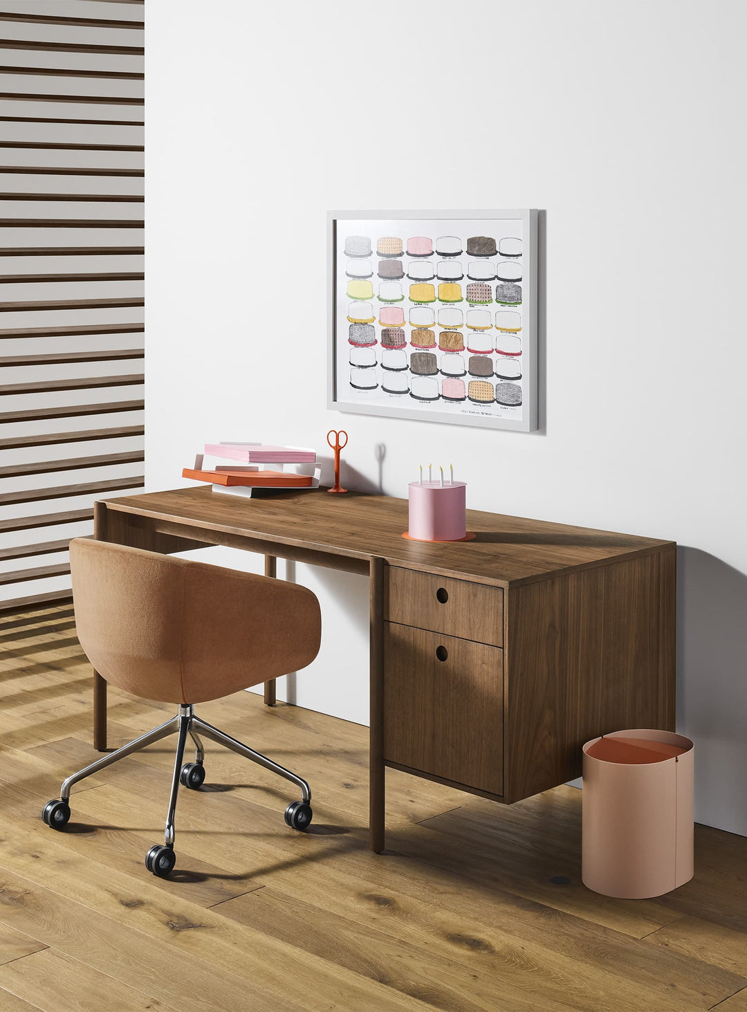 Bureau Blu Dot Cursive, tiroirs pratiques et finitions haut de gamme. noyer