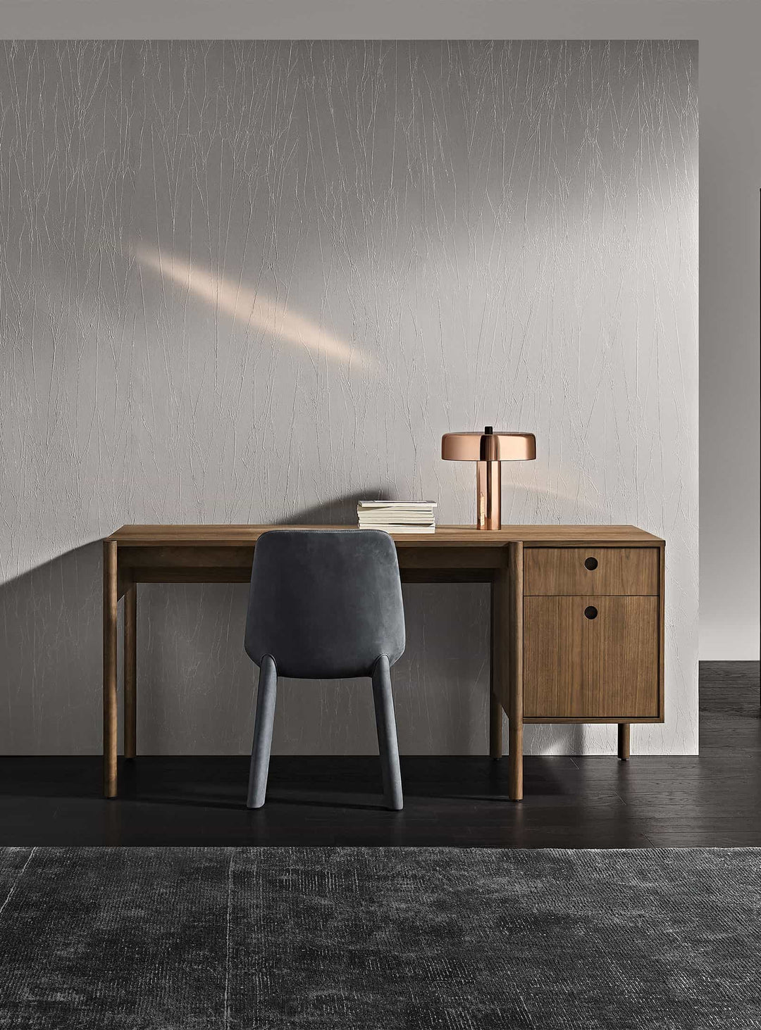 Bureau Blu Dot Cursive, mobilier design alliant élégance et fonctionnalité. noyer