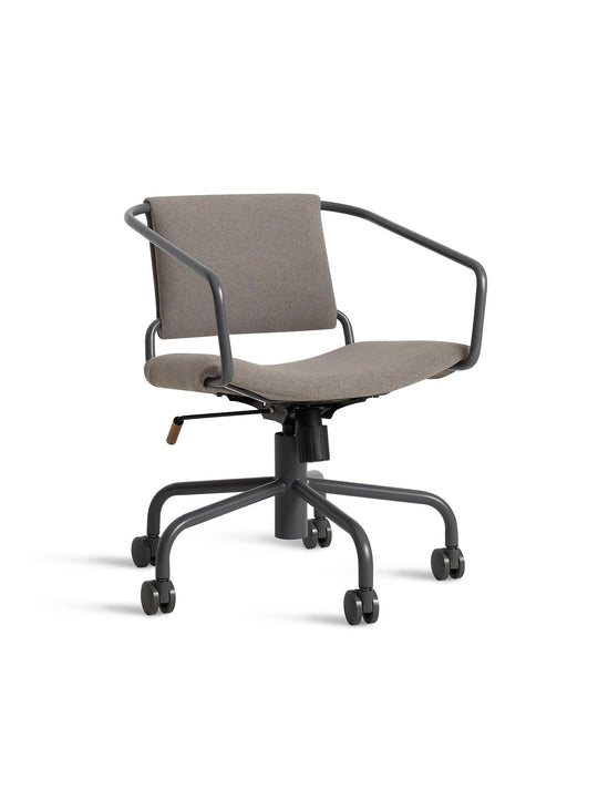 Découvrez la chaise de bureau Blu Dot Daily, ergonomique et au design contemporain.