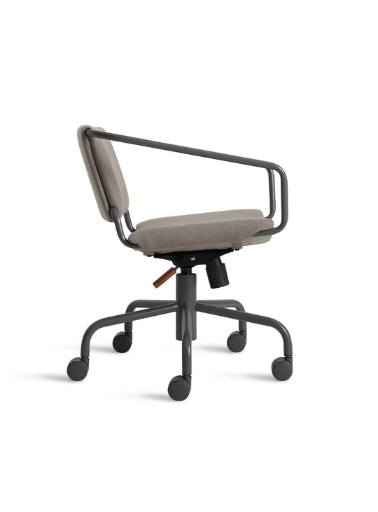 Optez pour la chaise de bureau Blu Dot Daily, idéale pour le télétravail et le bureau.
