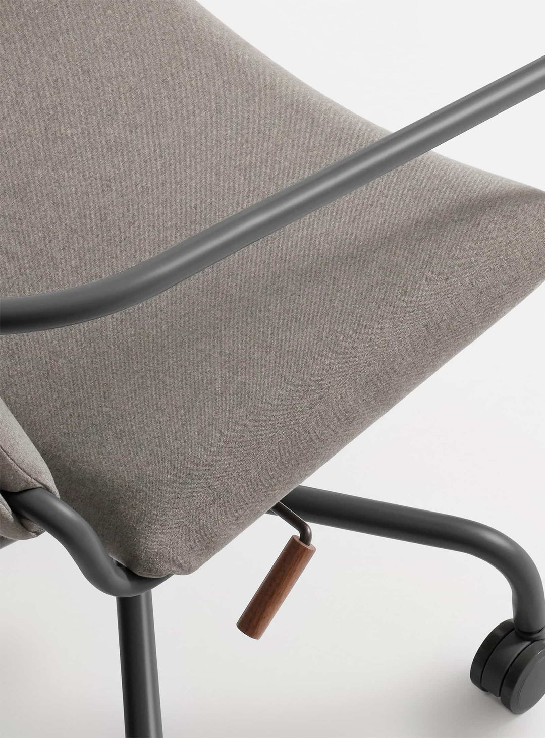 Chaise de bureau Blu Dot Daily : un siège design avec roulettes et inclinaison réglable.