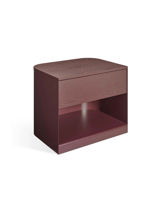 Table de chevet Dally Blu Dot, un meuble au style graphique avec grand tiroir intégré. oxblood