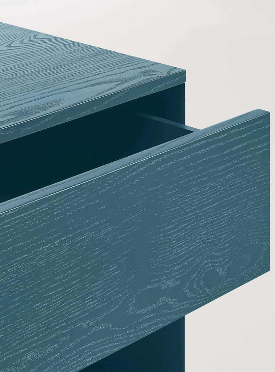 Table de chevet Dally Blu Dot, un meuble pratique au design minimaliste et raffiné. space blue