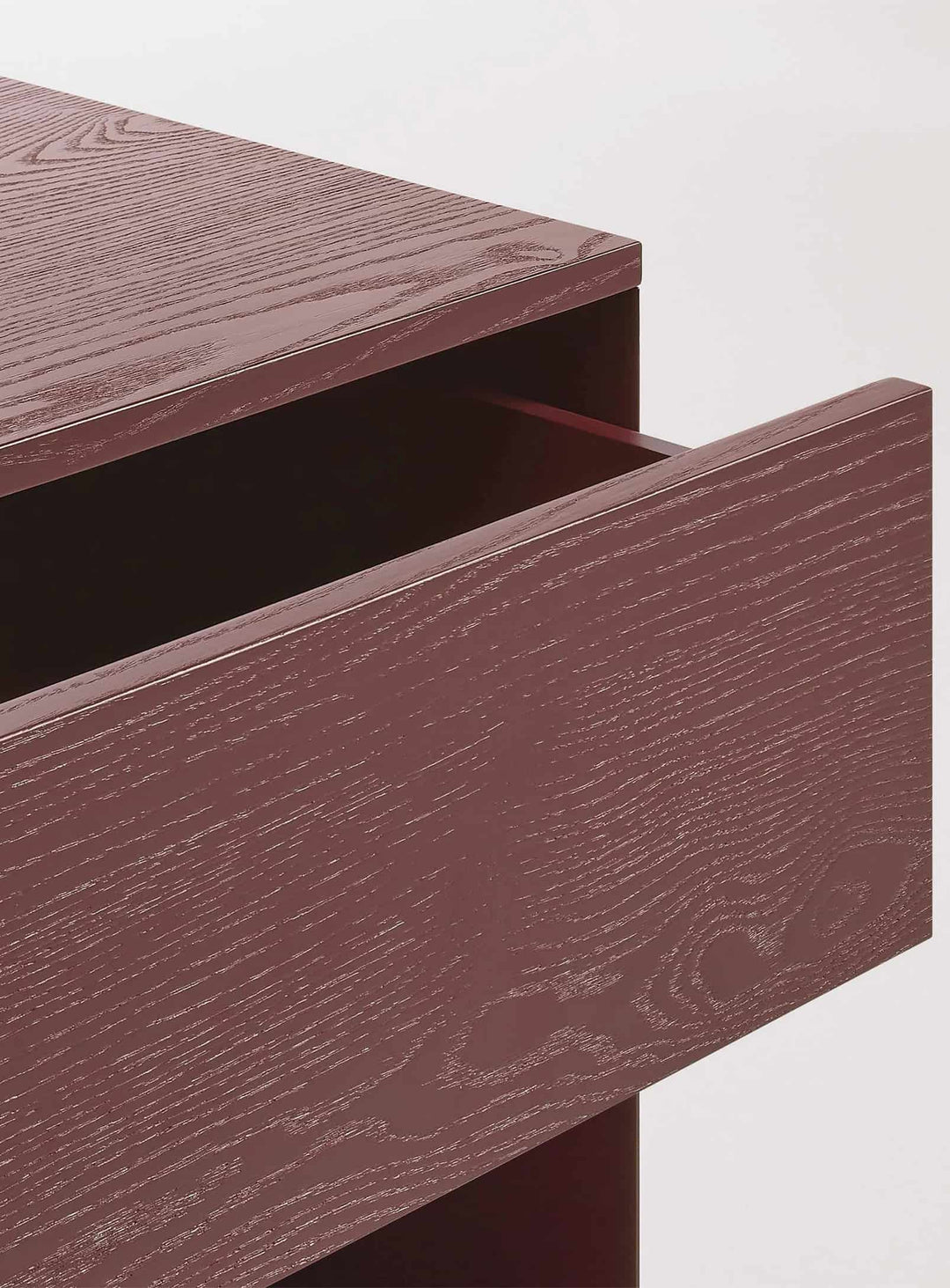 Table de chevet Dally Blu Dot, avec tiroir spacieux et finition haut de gamme. oxblood