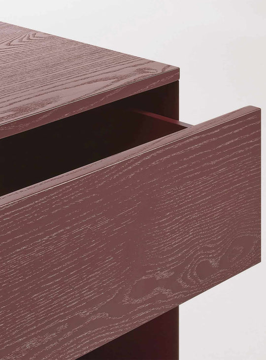 Table de chevet Dally Blu Dot, avec tiroir spacieux et finition haut de gamme. oxblood
