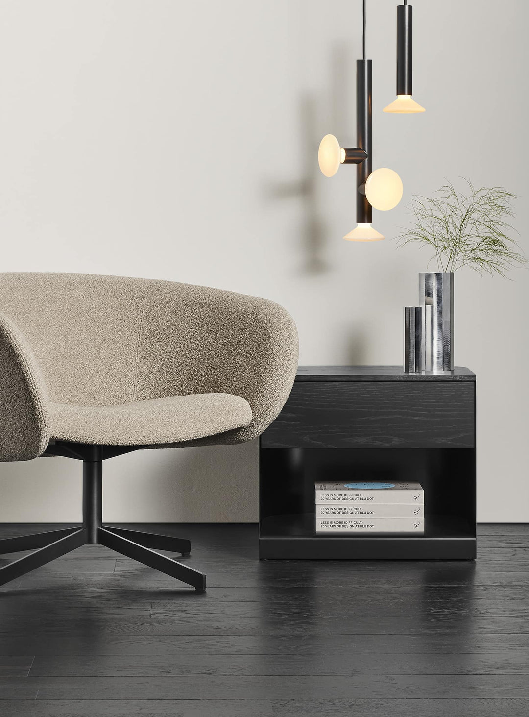 Table de chevet Dally Blu Dot, un meuble design avec tiroir à fermeture amortie. noir