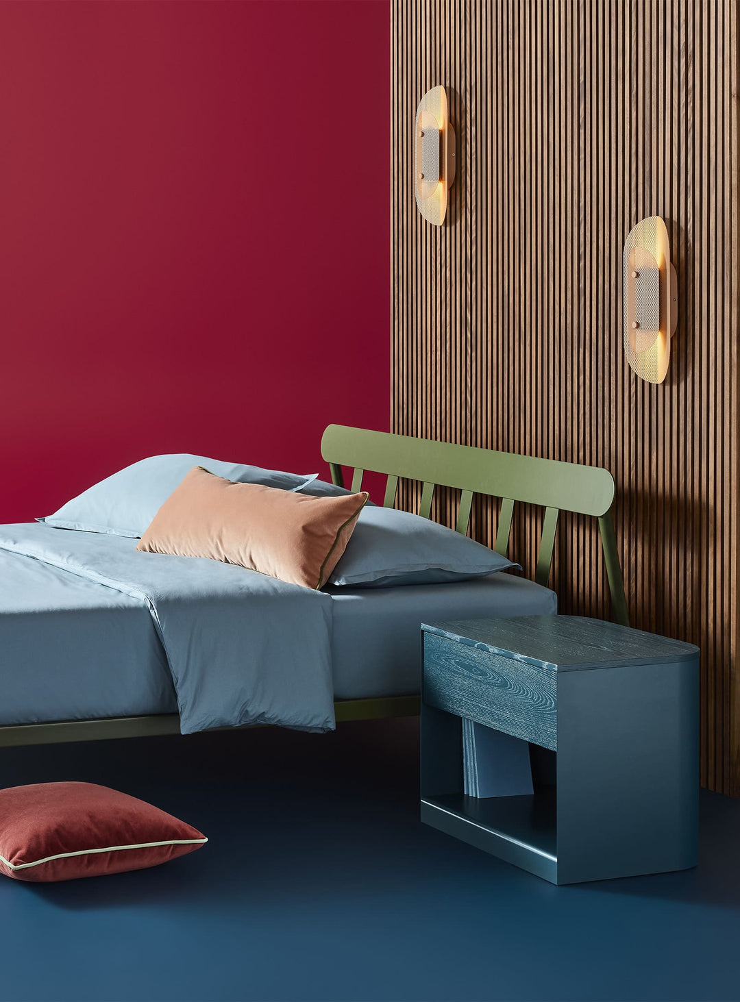 Table de chevet Dally Blu Dot, un design élégant disponible en plusieurs coloris. space blue