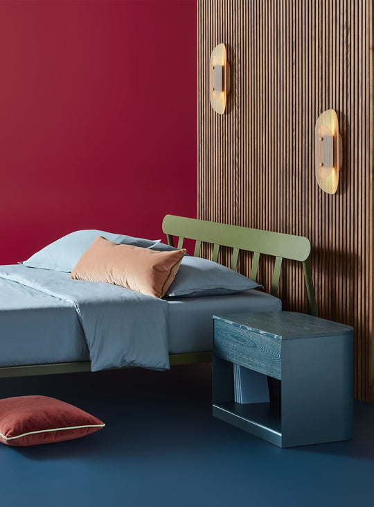 Table de chevet Dally Blu Dot, un design élégant disponible en plusieurs coloris. space blue