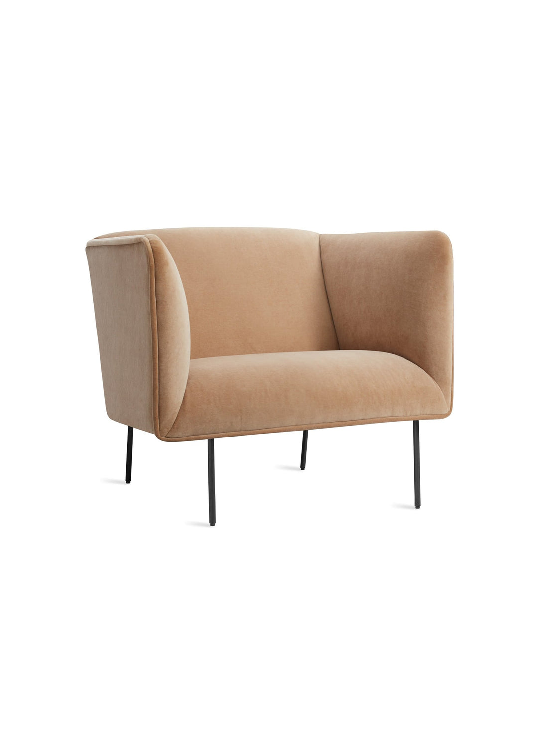 Fauteuil Dandy Blu Dot : silhouette carrée, finitions parfaites et confort durable. velours camel