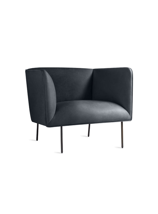 Fauteuil lounge Blu Dot Dandy : lignes épurées et assise ferme et élégante. cuir gris foncé