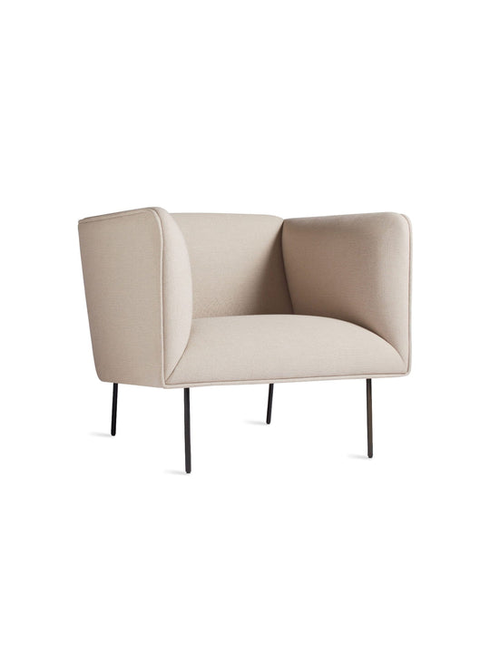 Blu Dot Dandy : fauteuil lounge au style élégant et au confort enveloppant. beige