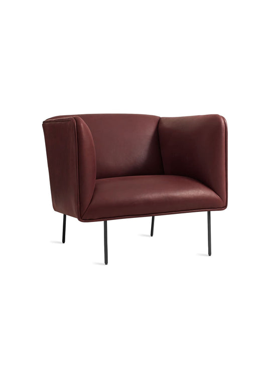 Blu Dot Dandy : fauteuil design alliant modernité, confort et précision. cuir rouge.